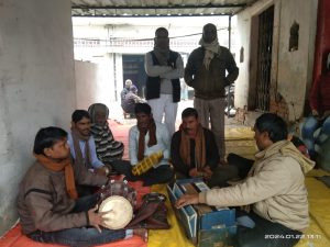 गौरा गाँव मे भजन कीर्तन करते ग्रामीण