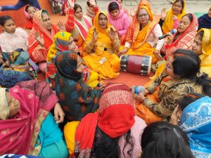 जारी गाँव में भजन कीर्तन करती स्थानीय महिलाएं
