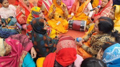 जारी गाँव में भजन कीर्तन करती स्थानीय महिलाएं