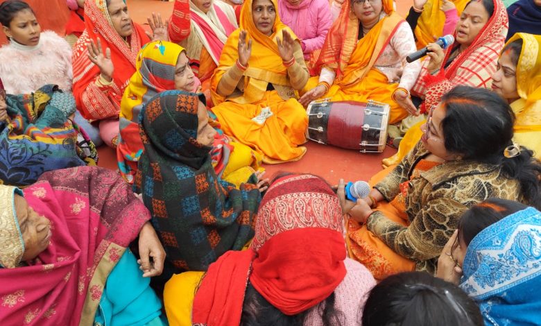 जारी गाँव में भजन कीर्तन करती स्थानीय महिलाएं