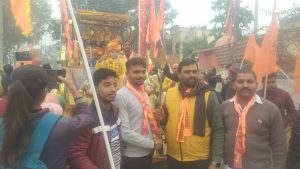 कौंधियारा में झांकी निकालते स्थानीय लोग