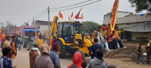अकोढ़ा में जेसीबी द्वारा शोभायात्रा का आयोजन किया गया
