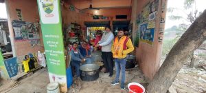 सेहरा गाँव मे भंडारे का आयोजन करते स्थानीय लोग