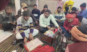 सोभऊ का पूरा में मानस पाठ करते लोग