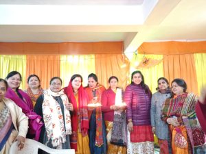 दीप जलाकर प्रभु के आगमन पर जश्न मनाती महिलाएं