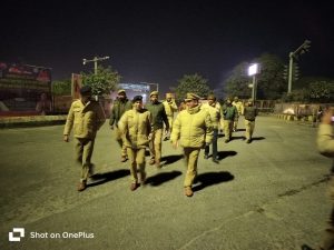 व्यवस्थाओं का जायजा लेते हुए पुलिस