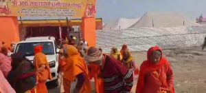 आश्रम में रोजाना हजारों लोग