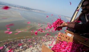 हेलीकॉप्टर द्वारा फूलों