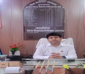 जिला विद्यालय निरीक्षक पी०एन० सिंह ने