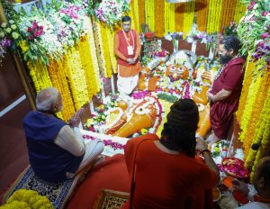हनुमान मंदिर जाकर पूजा