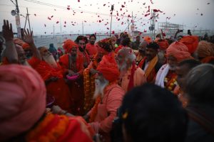 श्रद्धालुओं और महाकुम्भ प्रशासन ने संतों का पुष्प वर्षा से हुआ स्वागत