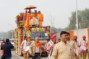 रास्ते भर की गयी पुष्पवर्षा