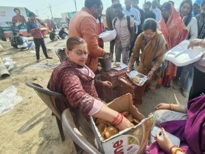 फ़ोटो- श्रद्धालुओं को प्रसाद वितरित करते समिति के लोग