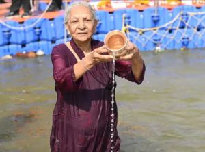 राज्यपाल आनंदी बेन पटेल ने दुबारा लगाई डुबकी