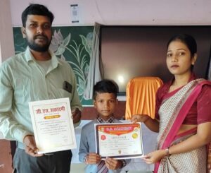 फोटो-जीएस अकादमी में उत्कृष्ट प्रदर्शन करने वाले विद्यार्थियों को सम्मानित करते शिक्षकगण।