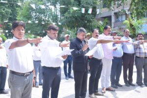 विकास भवन कार्यालय प्रयागराज में स्वच्छता की शपथ लेते जिलाधिकारी व अन्य लोग